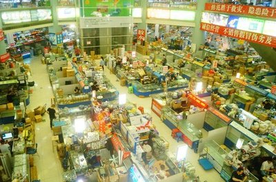 實(shí)拍深圳賽格寶安電子城室內(nèi)景觀, 似乎難見以往的熱鬧場景了